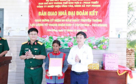 Công ty Nhiệt điện Vĩnh Tân phối hợp bàn giao nhà đại đoàn kết