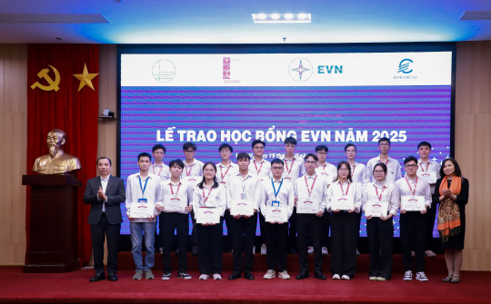 EVN trao 130 suất học bổng cho sinh viên có thành tích học tập xuất sắc