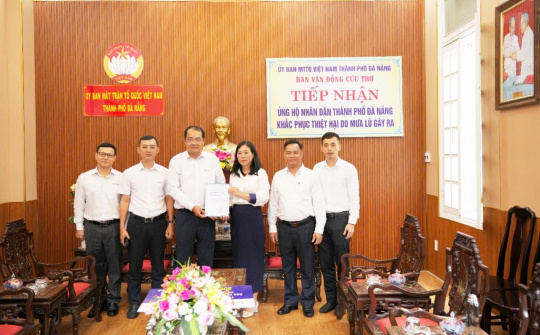 Thủy điện Sông Bung đại diện Tổng công ty Phát điện 2 trao hỗ trợ thành phố Đà Nẵng khắc phục hậu quả bão lũ