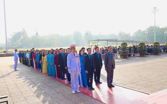 Công đoàn Công Thương Việt Nam dâng hương, viếng Lăng Bác nhân Đại hội V