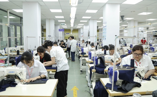 Cô trò trường Đại học Công nghiệp TP HCM may hàng trăm bộ đồng phục tặng học sinh vùng lũ