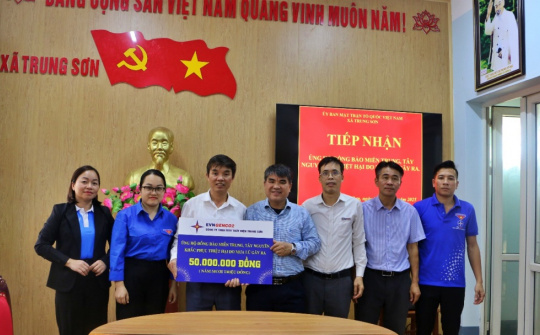 Thủy điện Trung Sơn trao tiền hỗ trợ đồng bào miền Trung, Tây Nguyên bị thiệt hại do mưa lũ