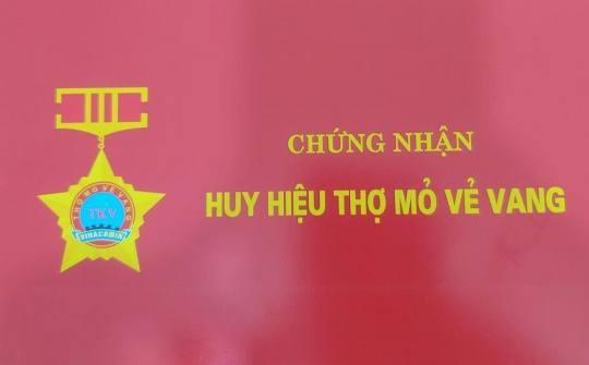 Than Thống Nhất tặng thưởng huy hiệu Thợ mỏ vẻ vang năm 2024
