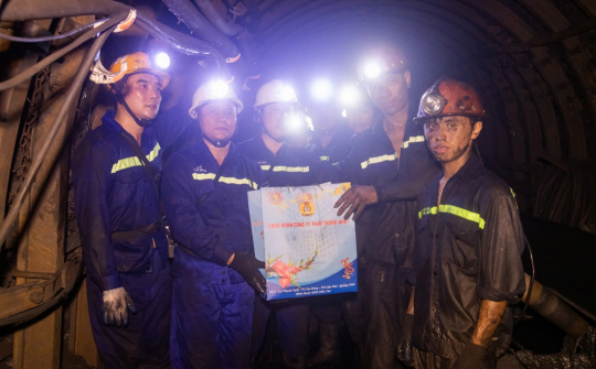 Than Thống Nhất động viên, hỗ trợ Thợ mỏ vượt khó