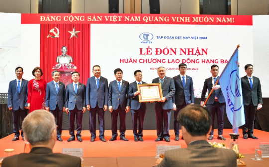 Tập đoàn Dệt May Việt Nam đón nhận Huân chương Lao động hạng Ba
