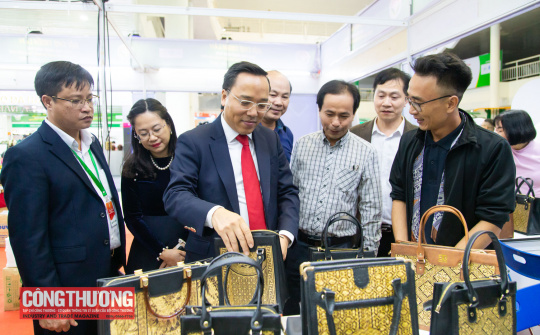 Khai mạc Hội chợ Triển lãm hàng công nghiệp nông thôn hướng tới chuyển đổi xanh và phát triển bền vững năm 2025