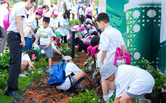 AEON Việt Nam 3 năm liên tiếp vào Top 3 Doanh nghiệp Bền vững ngành Thương mại - Dịch vụ