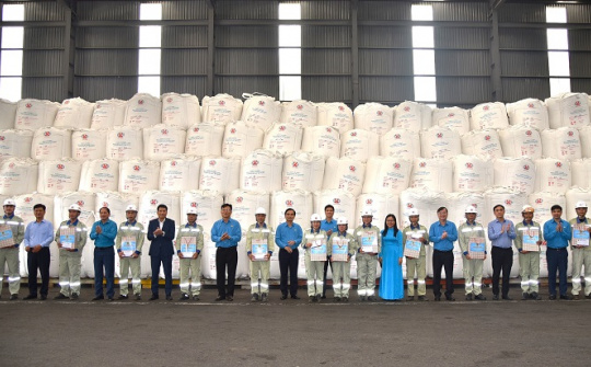 Tổng Liên đoàn Lao động Việt Nam thăm, tặng quà Công ty Nhôm Đắk Nông