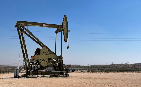 Giá xăng dầu hôm nay 19/2: Tiếp tục tăng khi Mỹ và Nga cắt giảm nguồn cung