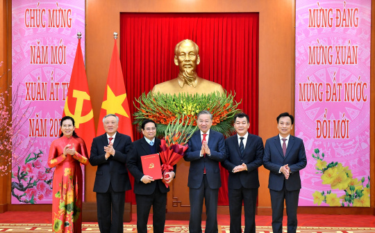 Tổng Bí thư Tô Lâm trao Quyết định của Bộ Chính trị cho 4 Đảng bộ trực thuộc Trung ương