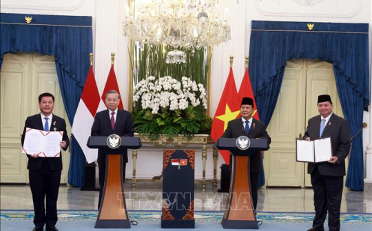 Tổng Bí thư Tô Lâm, Tổng thống Cộng hòa Indonesia chứng kiến lễ trao các văn kiện hợp tác