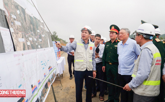 Phó Thủ tướng Thường trực Nguyễn Hòa Bình kiểm tra dự án cao tốc Hòa Liên-Túy Loan