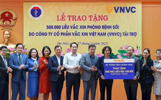 Hệ thống tiêm chủng VNVC: Trao tặng Bộ Y tế 500.000 liều vắc xin sởi