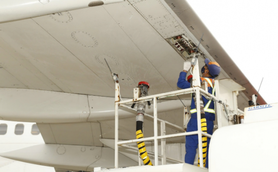 Petrolimex Aviation tái cung cấp nhiên liệu cho hãng hàng không Azur Air