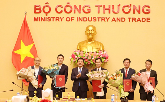 Bộ Công Thương công bố và trao các Quyết định về công tác cán bộ