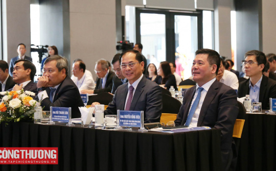 Phát triển công nghiệp hỗ trợ ngành cơ khí gắn với sản xuất, lắp ráp ô tô trong nước, phát triển hệ thống đường sắt