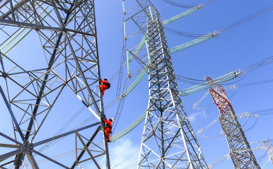 Vượt núi từ sáng sớm để bảo dưỡng đường dây 500kV Vĩnh Tân - Thuận Nam