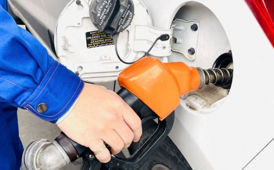 Giá xăng dầu hôm nay 6/3: Tiếp tục giảm sâu, giá xăng E5RON92 xuống dưới mức 20.000 đồng/lít