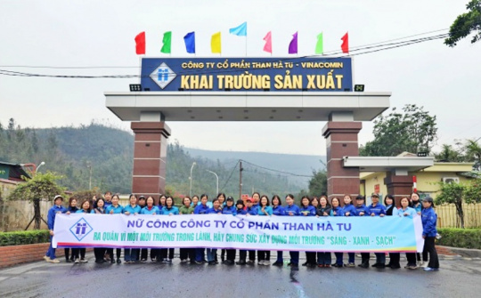 Nữ CBCNV Than Hà Tu ra quân làm sạch môi trường