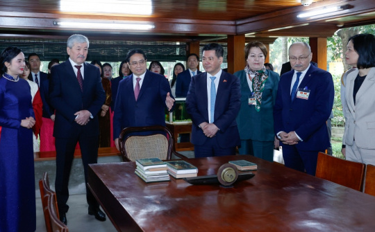 Thủ tướng Việt Nam và Thủ tướng Kyrgzystan thăm Nhà sàn Bác Hồ, thưởng thức cà phê Việt Nam