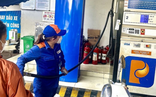 Giá xăng dầu hôm nay 10/4: Đồng loạt giảm sâu, xăng E5RON92 xuống dưới mức 19.000 đồng/lít.