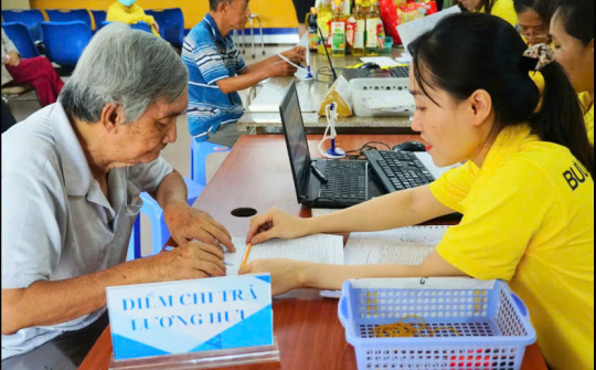 3,3 triệu người được chi trả lương hưu, trợ cấp bảo hiểm xã hội sớm hơn thường lệ