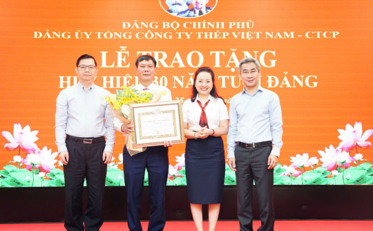 Trao huy hiệu 30 năm tuổi Đảng cho đồng chí Phó Chủ tịch Công đoàn Tổng công ty Thép Việt Nam