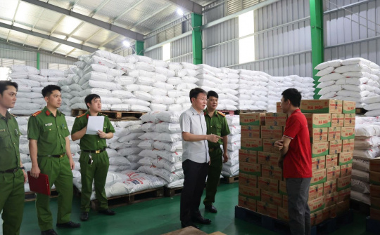 Phú Thọ: Tạm giữ hàng trăm tấn bột nêm, mì chính, dầu ăn, bột canh giả