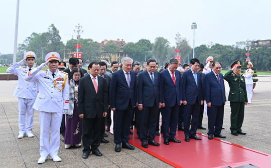 Lãnh đạo Đảng, Nhà nước vào Lăng viếng Chủ tịch Hồ Chí Minh nhân kỷ niệm 50 năm Ngày Giải phóng miền Nam, thống nhất đất nước