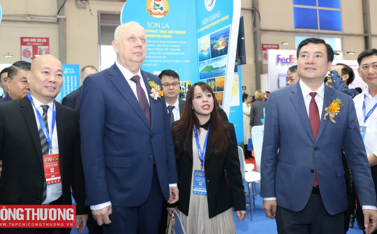 [CHÙM ẢNH] VIETNAM EXPO 2025 - Điểm nhấn kết nối giao thương của hơn 400 doanh nghiệp Việt Nam và quốc tế