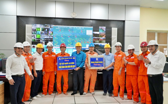 Công đoàn EVNGENCO2 đến thăm và tặng quà cán bộ, công nhân viên, người lao động Thủy điện Trung Sơn