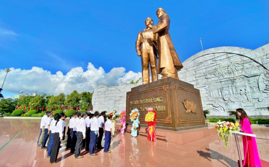 Thủy điện An Khê – Ka Nak dâng hoa tri ân nhân kỷ niệm 135 năm ngày sinh Chủ tịch Hồ Chí Minh