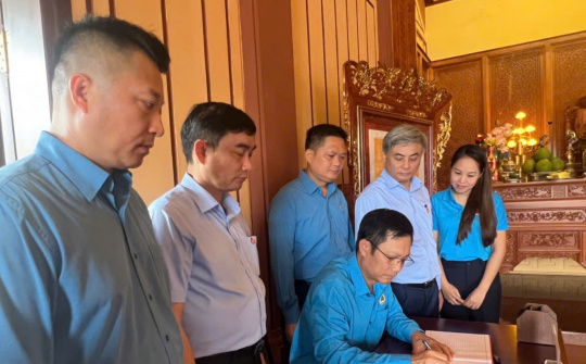 Công đoàn Công Thương tưởng niệm Bác Hồ tại Khu Gang thép Thái Nguyên