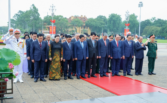 Kỷ niệm 135 năm Ngày sinh Chủ tịch Hồ Chí Minh: Lãnh đạo Đảng, Nhà nước vào Lăng viếng Bác