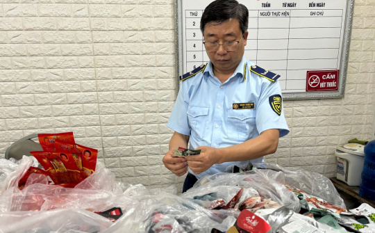 Chi cục QLTT Hải Dương thu giữ lượng lớn đồ ăn nhập lậu bán cho trẻ em