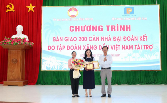 Petrolimex bàn giao 200 căn nhà Đại đoàn kết cho hộ nghèo tại tỉnh Bến Tre