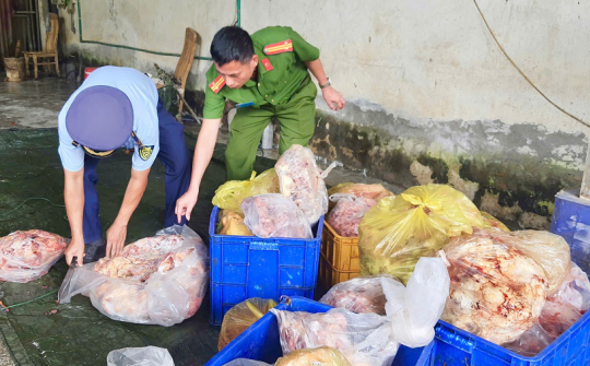 Hà Giang: Phát hiện, ngăn chặn 3,9 tấn thực phẩm đông lạnh đã bốc mùi
