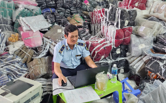 Ninh thuận: Phát hiện gần 1000 sản phẩm quần áo không rõ nguồn gốc, xuất xứ qua tài khoản zalo, facebook.