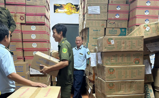 Long An: Phát hiện kho chứa gần 25 tấn sữa bột nghi hàng giả