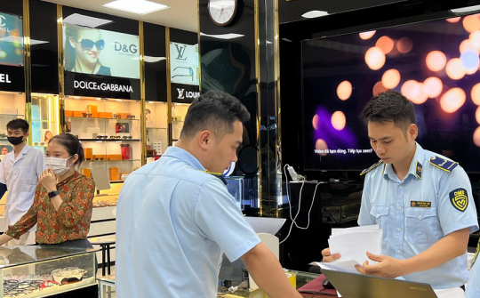 Thanh Hoá: Phát hiện lô kính giả mạo nhãn hiệu nổi tiếng Cartier, LV, Dior, Chanel, Versace, Rayban, Gucc..