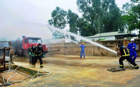 Người chỉ huy ứng phó sự cố chất thải tại cơ sở là người đại diện theo pháp luật của cơ sở hoặc người được ủy quyền