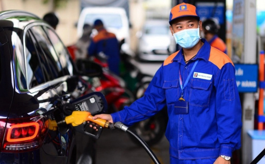 Giá xăng RON 95-III trong nước xuống mức thấp nhất kể từ tháng 5/2021