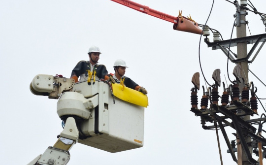 Gian nan nghề sửa chữa điện nóng