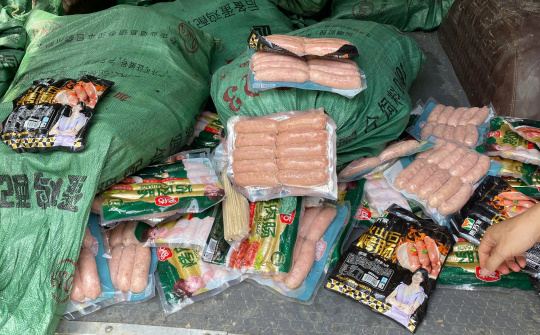 Ngăn chặn xe tải chở 800 túi xúc xích nhập lậu tại Lạng Sơn