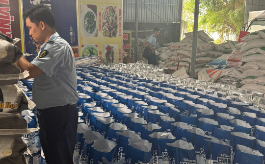 Thu giữ trên 60 tấn sản phẩm xử lý môi trường nuôi trồng thuỷ sản tại Kiên Giang