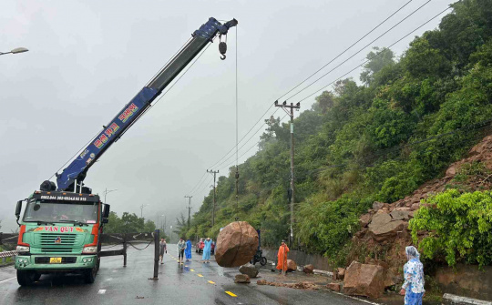 Khôi phục cấp điện cho các phụ tải bị ảnh hưởng bởi bão số 1