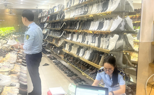 Hà Nội: Phát hiện, tạm giữ hơn 2.500 sản phẩm giày dép giả mạo và không rõ nguồn gốc
