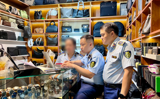 Phạt hai hộ kinh doanh tại Saigon Square vì bán hàng giả