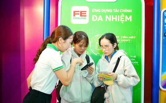 FE CREDIT mang ứng dụng tài chính đa nhiệm đến Ngày không tiền mặt 2025