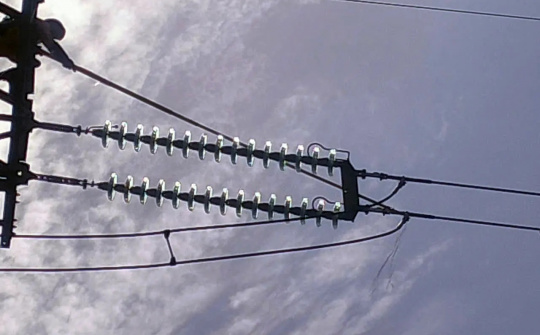 Truyền tải điện Hà Nội xử lý kịp thời vật bay mắc đường dây